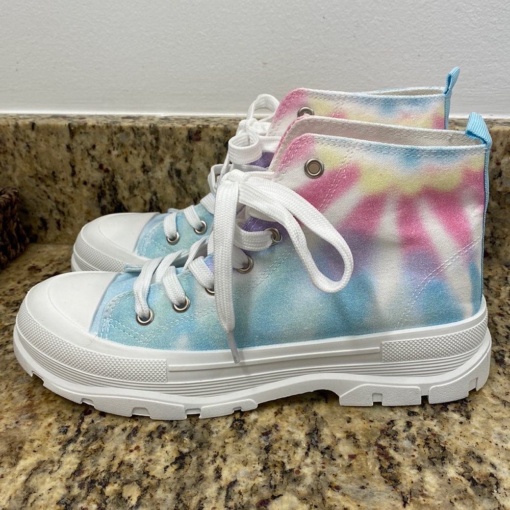 Le Sheelah canvas shoes size 7.5, NWOB